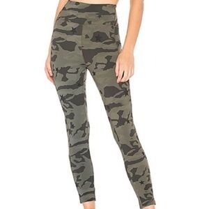 Monrow camo/star leggings